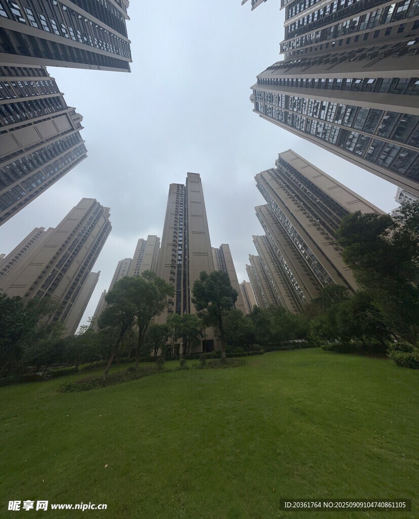 仰視城市高樓與綠地景觀