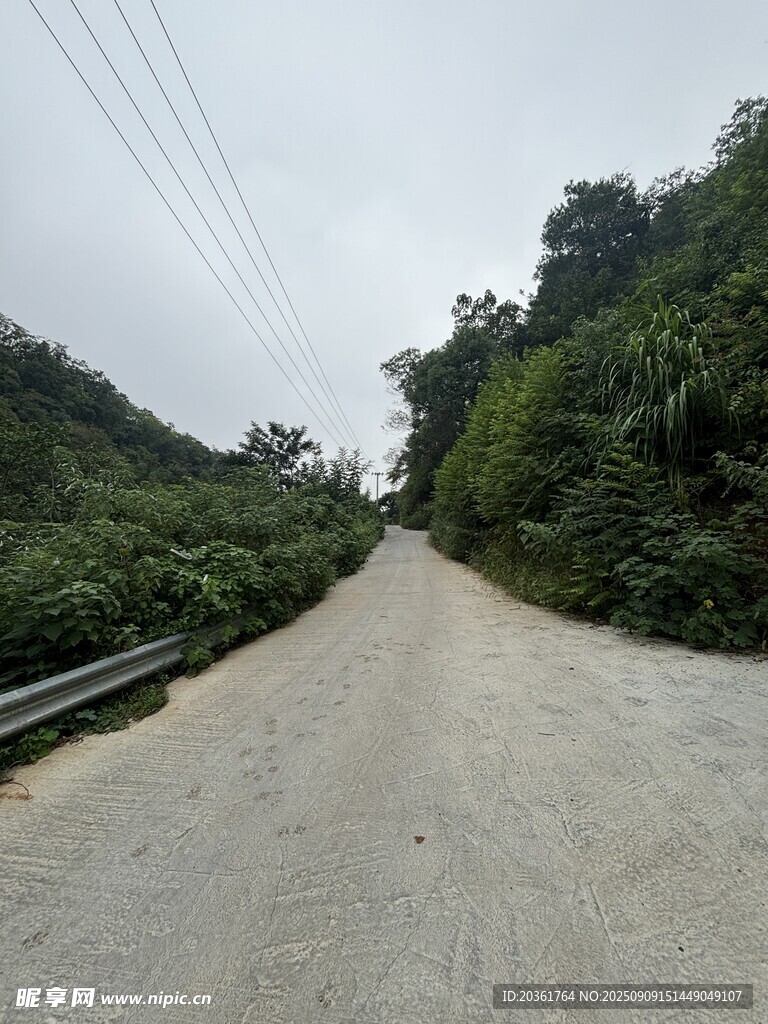 山間蜿蜒的砂石公路