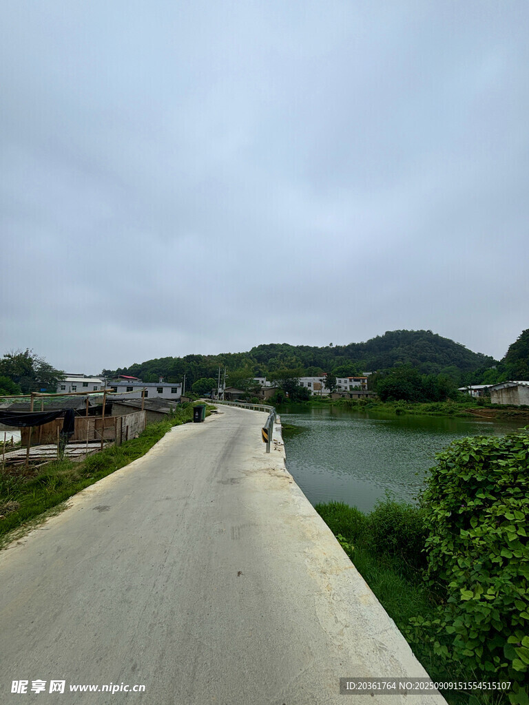 鄉(xiāng)村水泥路旁的秀麗風(fēng)光