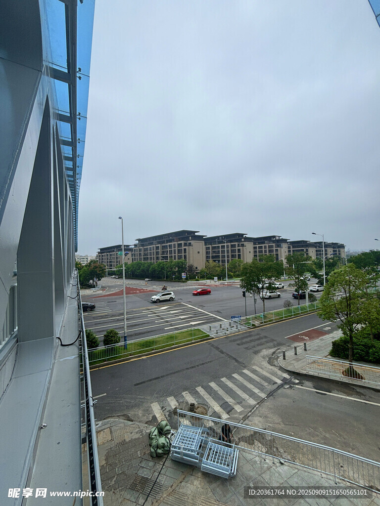 俯瞰城市道路及周邊景觀