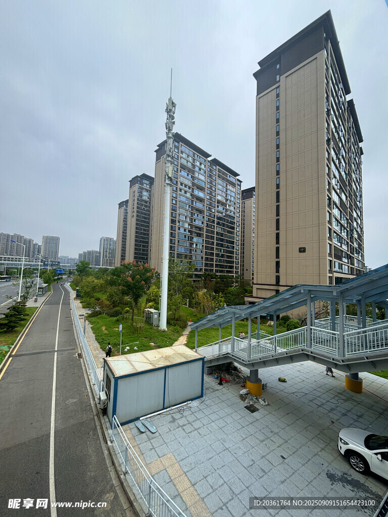 城市道路旁的高層住宅景觀