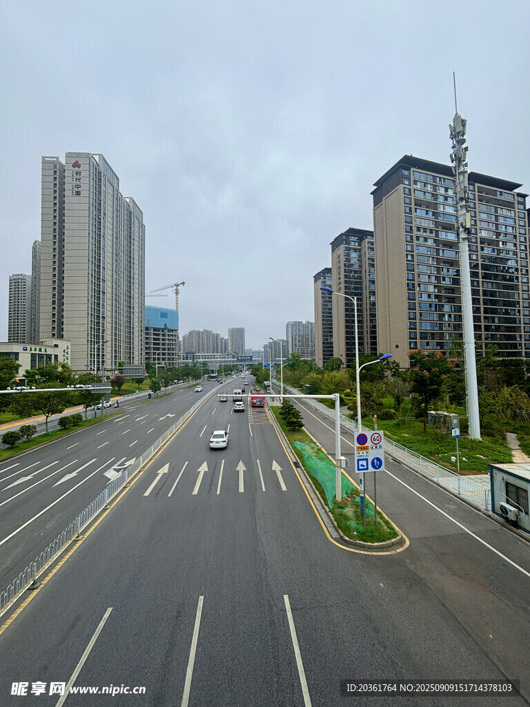 城市寬闊道路與高樓景觀