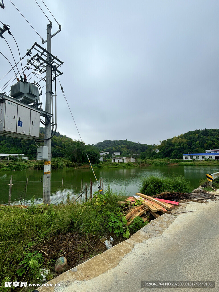 鄉(xiāng)村旁的輸電設(shè)施及周邊景色