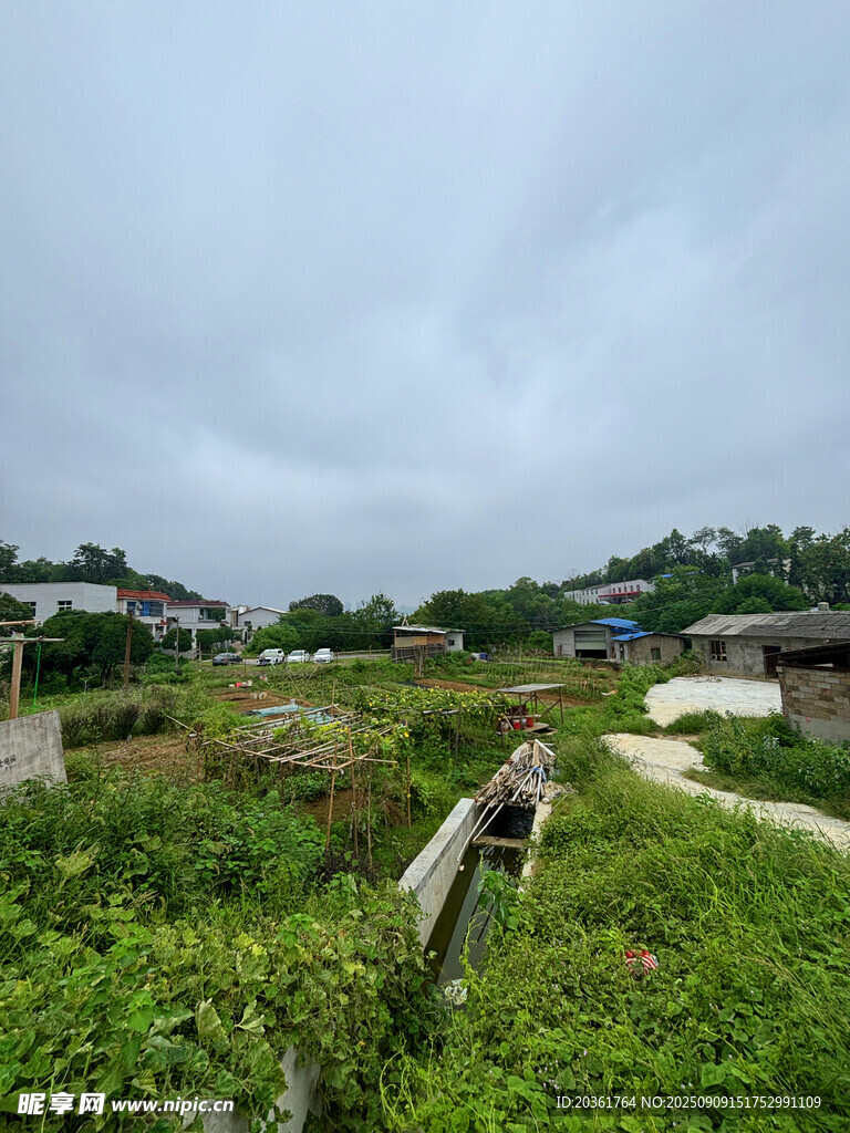 鄉(xiāng)村荒廢之地的自然景象