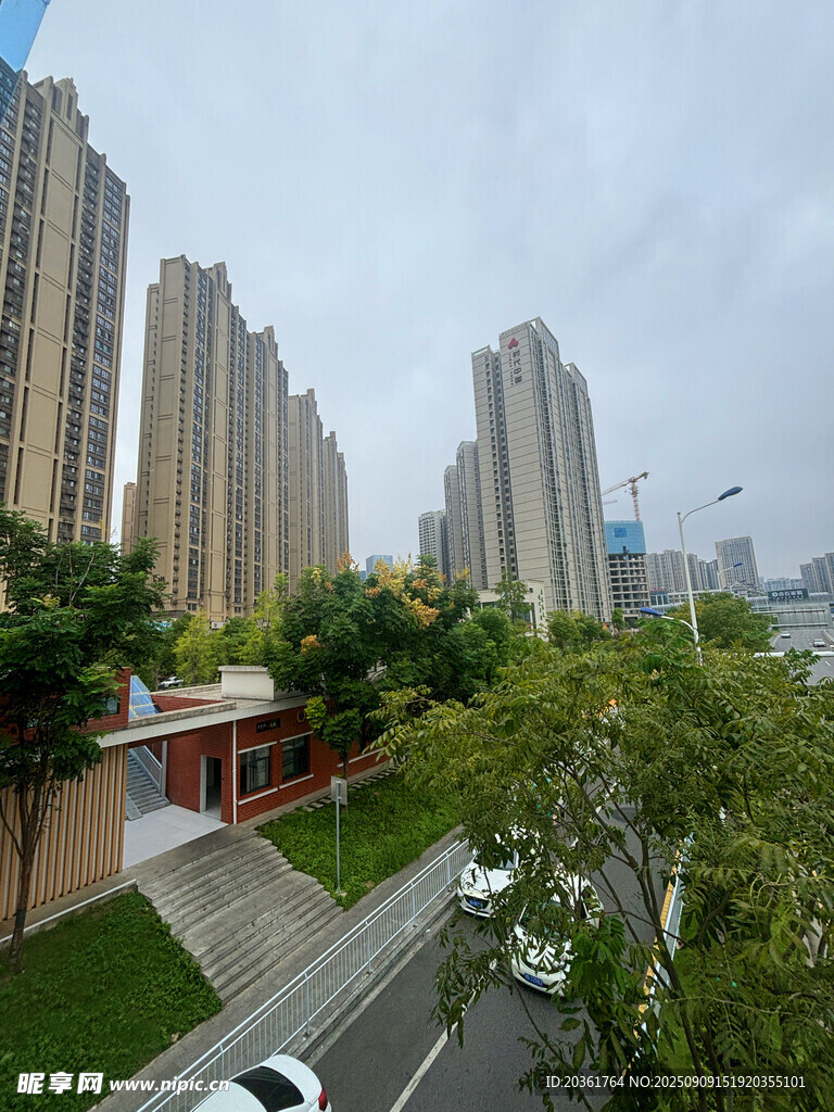 城市高樓旁的綠化景觀