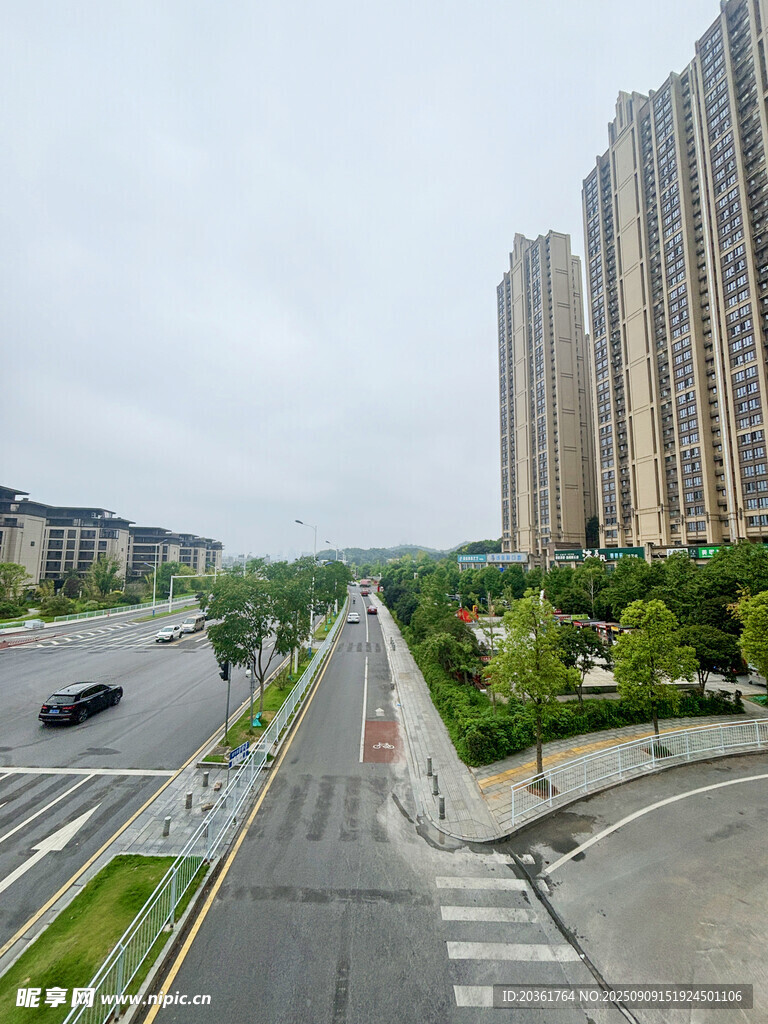 城市道路旁的高樓景觀