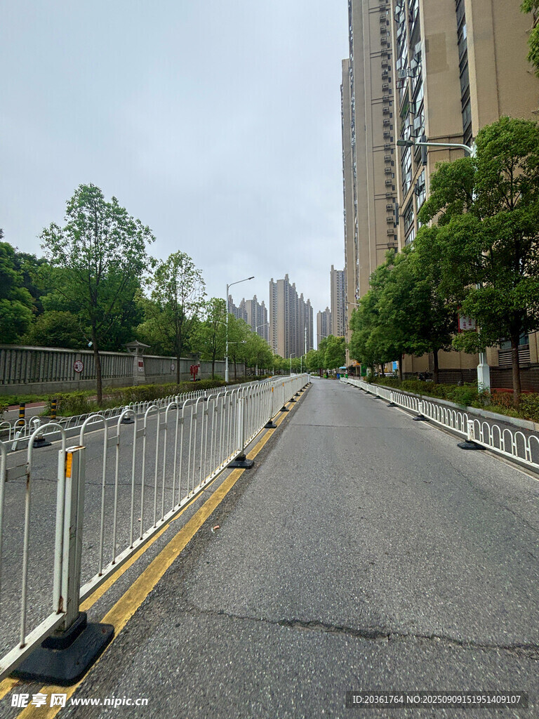 城市道路旁的金屬護欄設施