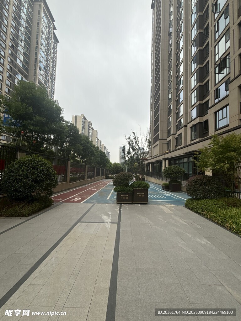 小區(qū)內(nèi)的寬敞步道景觀