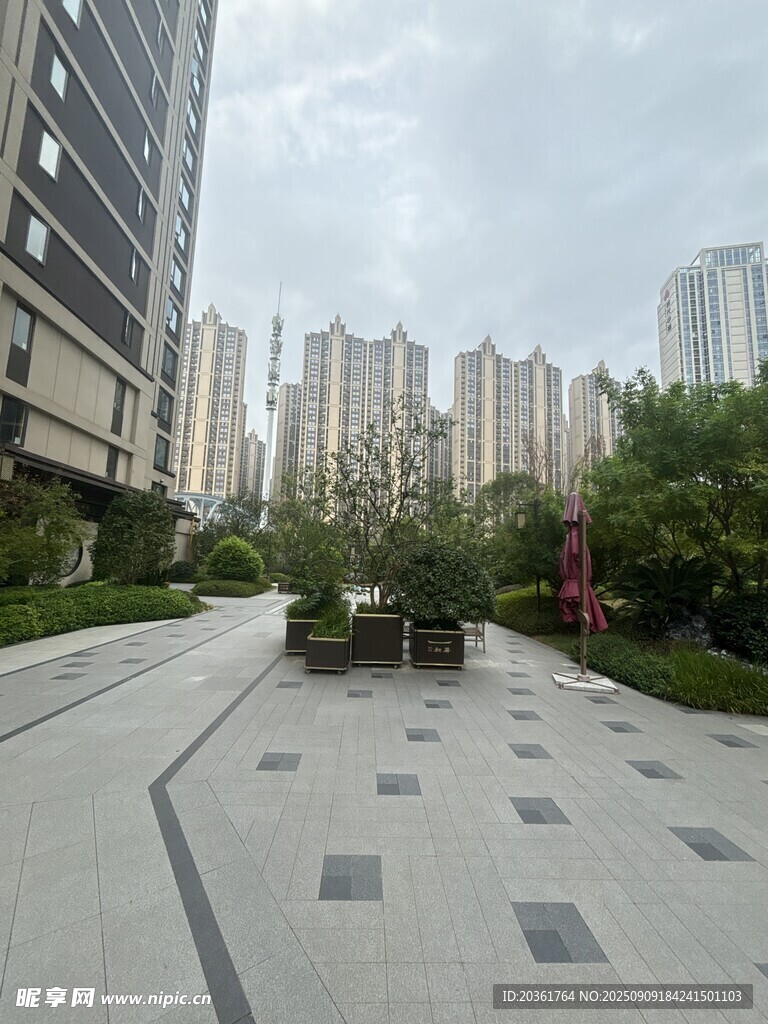 城市小區(qū)內(nèi)的開闊步道景觀
