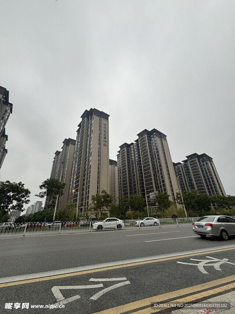 城市街道旁的高樓建筑群