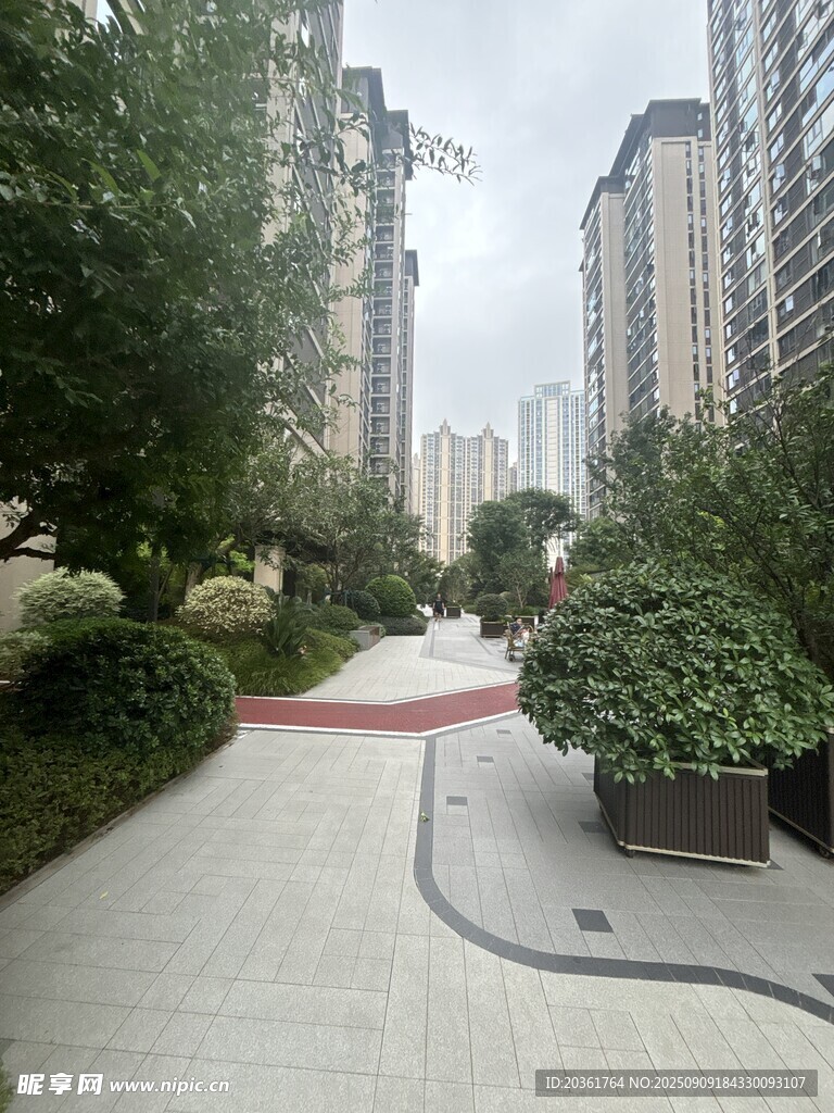 小區(qū)內的靜謐景觀步道