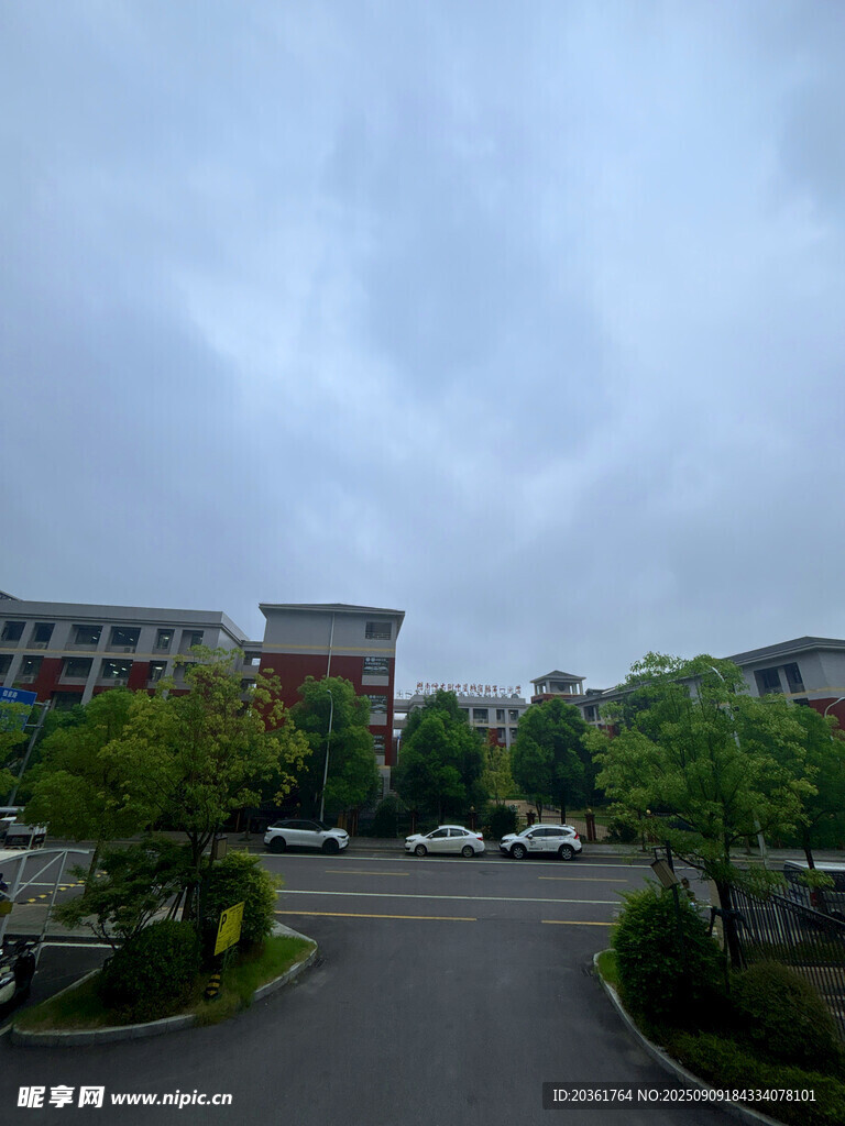 陰天時(shí)的校園建筑景觀