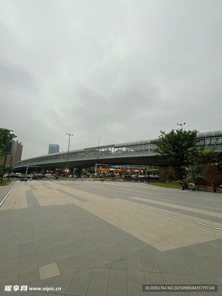 城市空曠廣場與遠處建筑