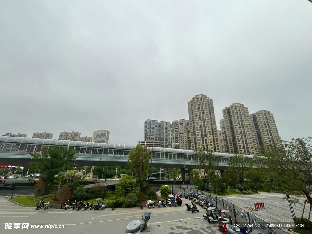 城市建筑群旁的停放區(qū)