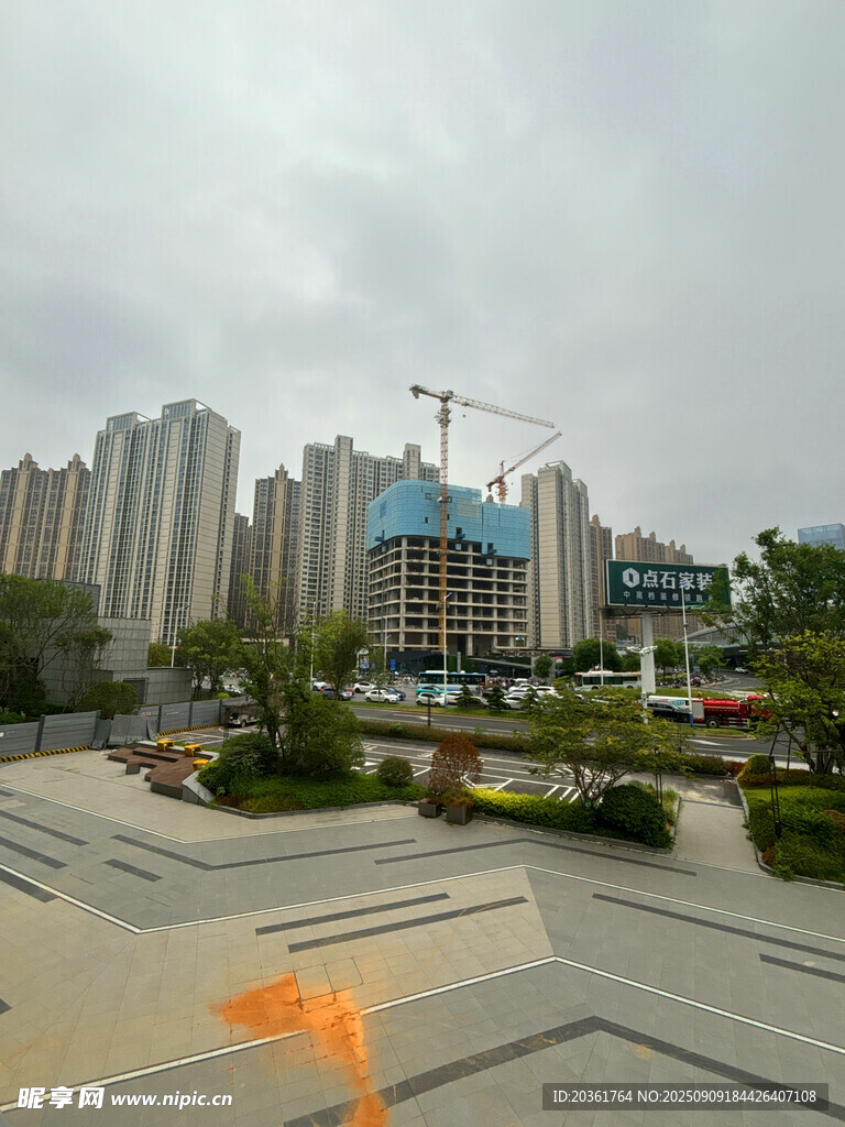 城市建筑群與施工場景
