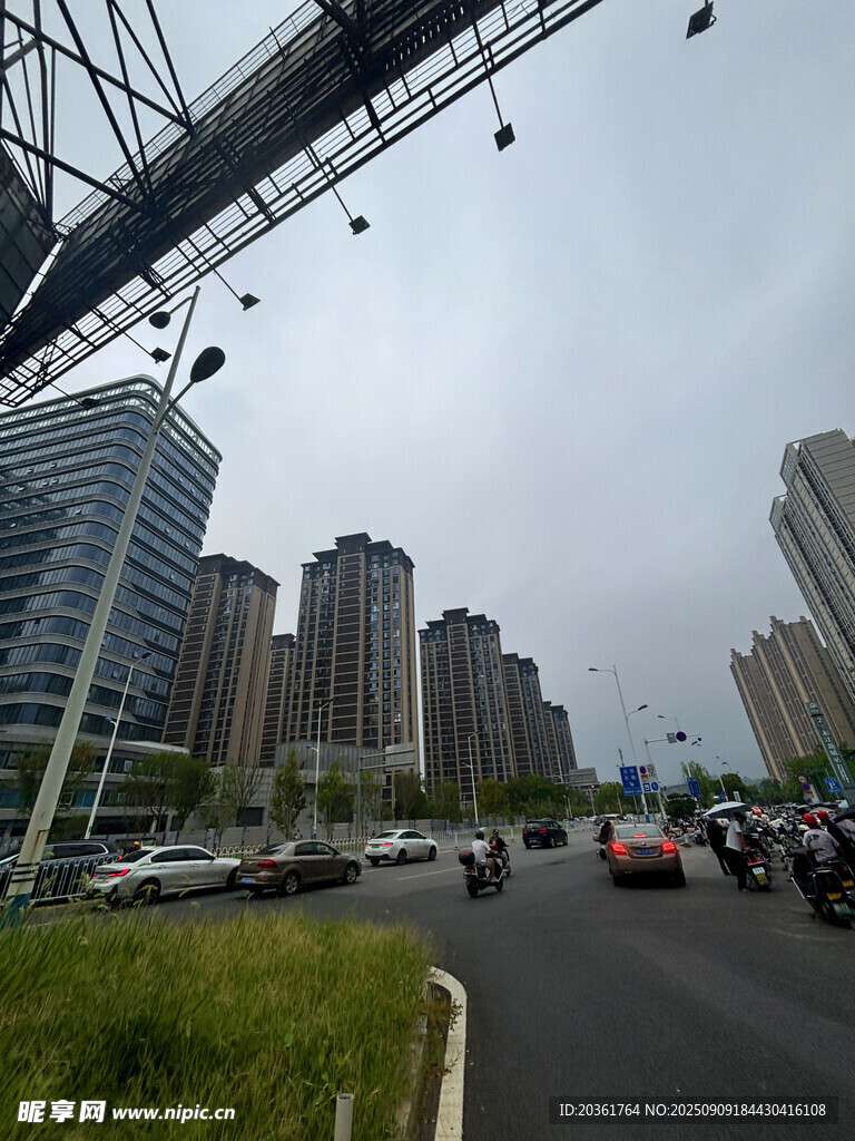 城市道路與林立高樓景觀
