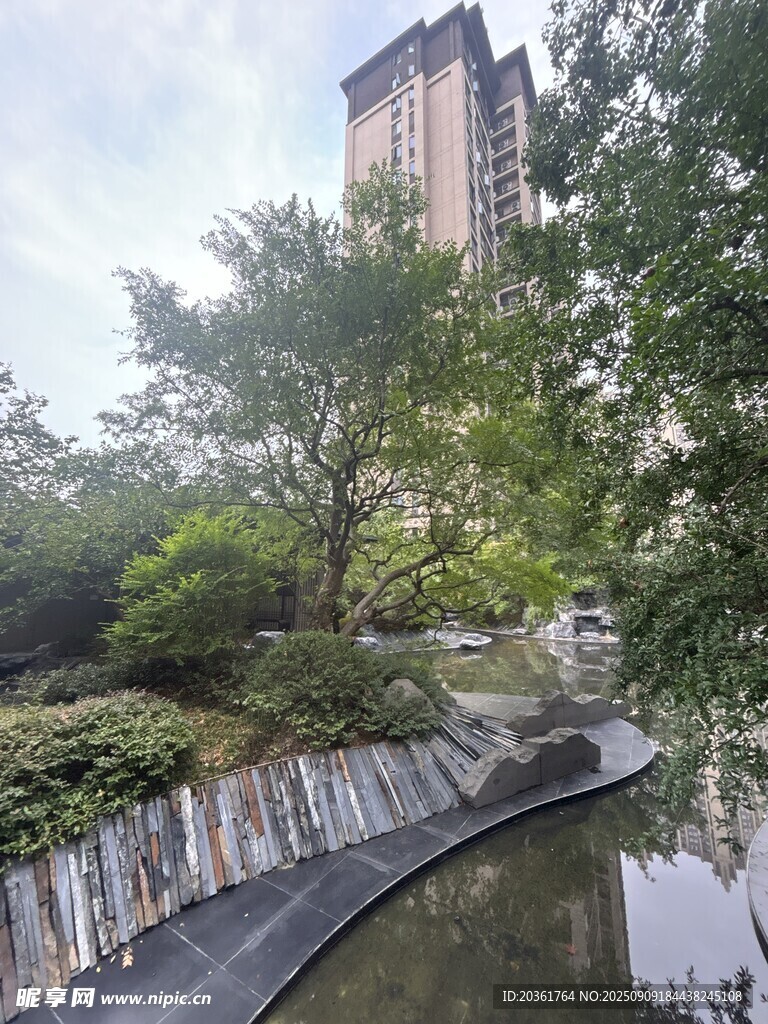 城市河畔綠植環(huán)繞景致