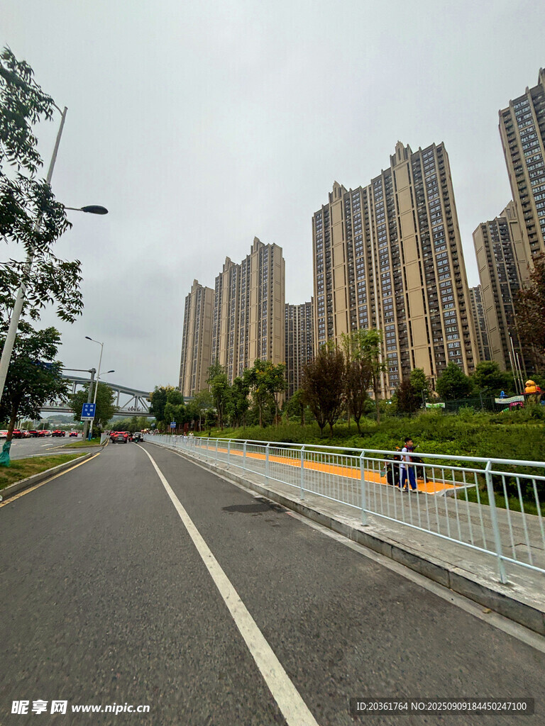 城市寬闊道路旁的高樓群