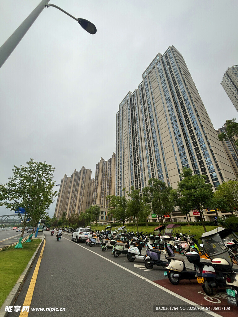 城市街道旁的高樓與停放車輛