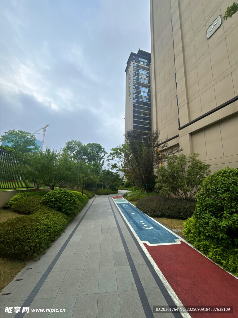 戶外彩色步道與綠植建筑