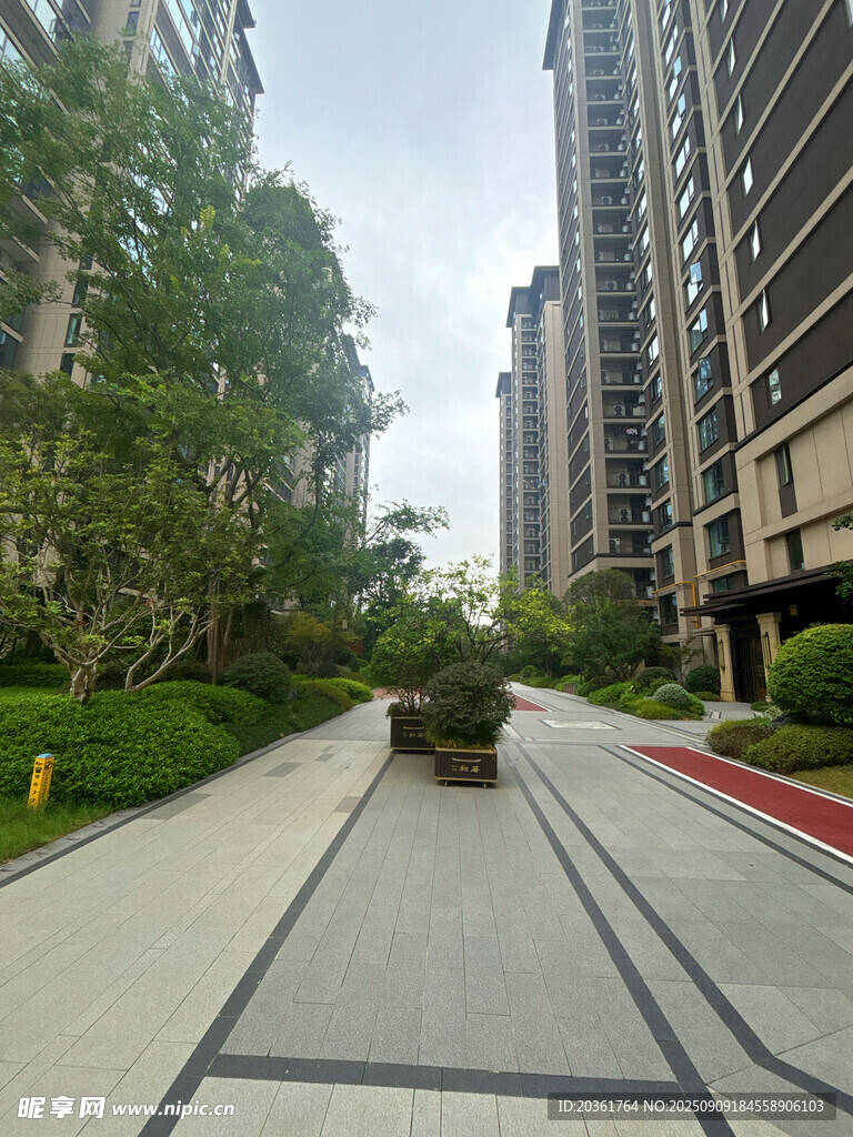 小區(qū)內(nèi)的精致景觀步道