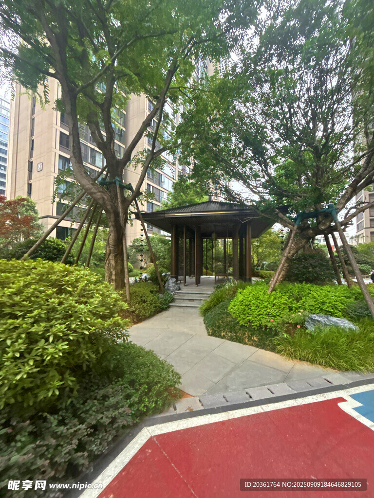 小區(qū)內(nèi)的精致園林景觀