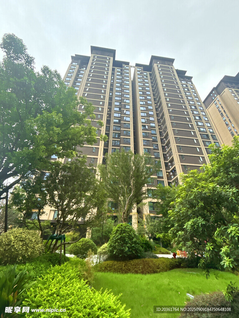 高層住宅旁的綠意景觀