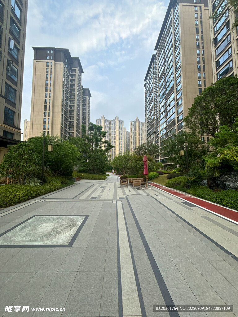 城市住宅區(qū)的寬闊道路