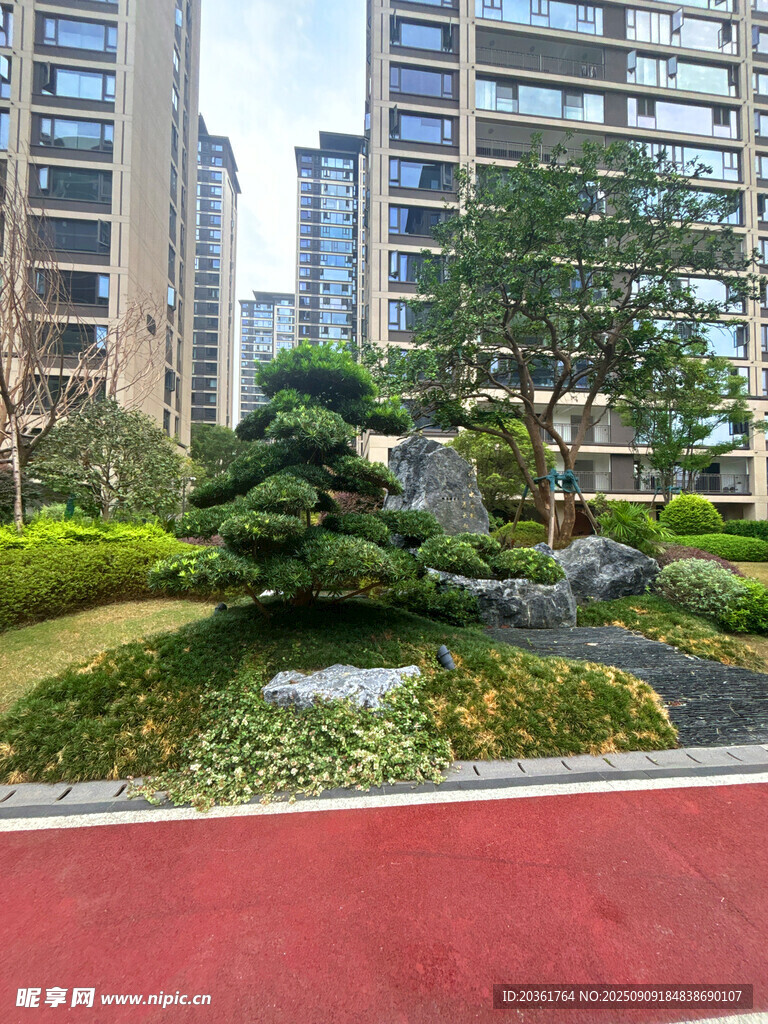 小區(qū)內(nèi)精致園林景觀