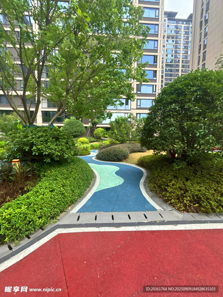 小區(qū)內(nèi)彩色步道景觀