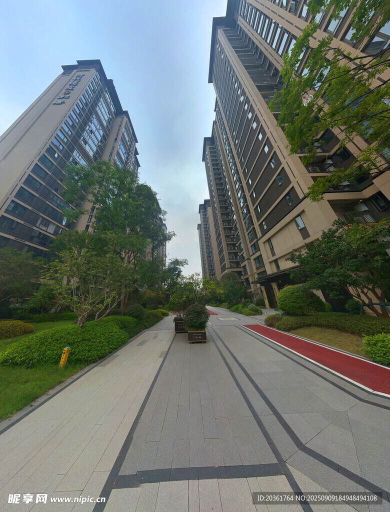 小區(qū)內(nèi)的寬敞景觀步道