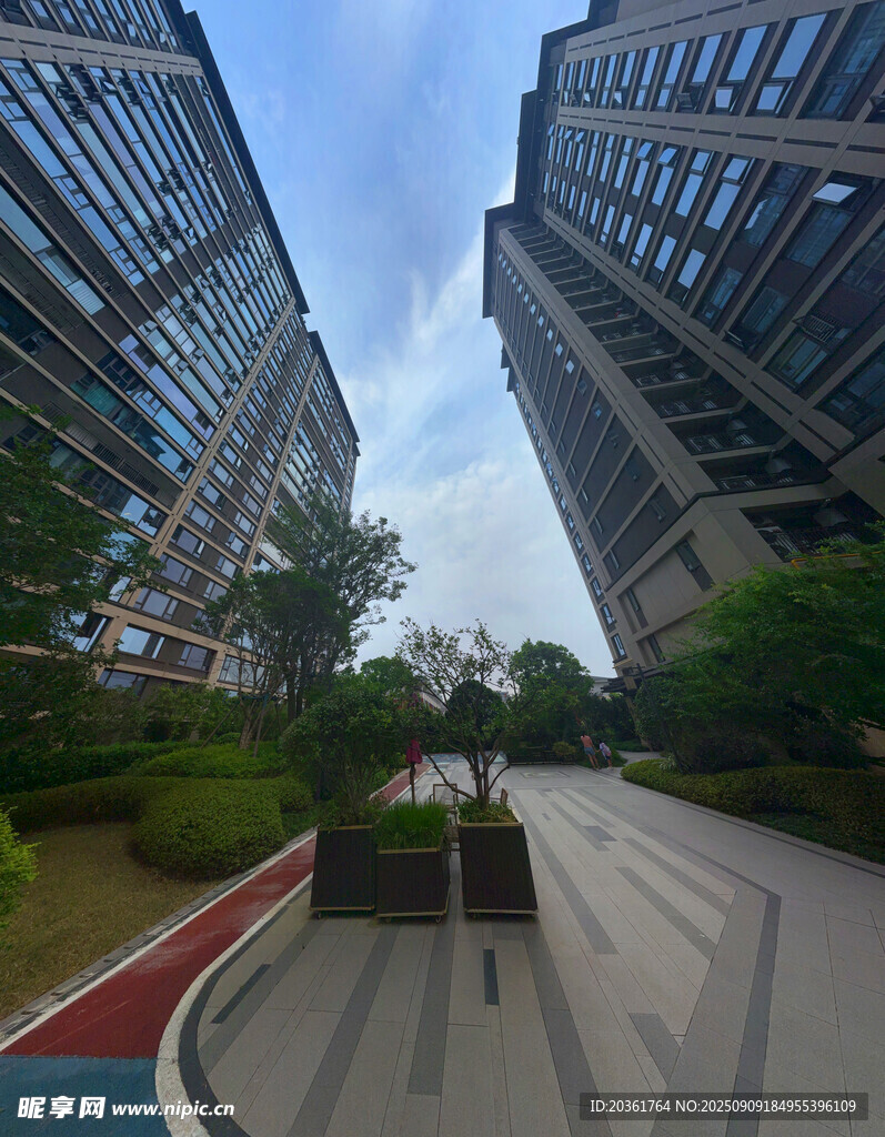 城市中高樓間的開闊步道
