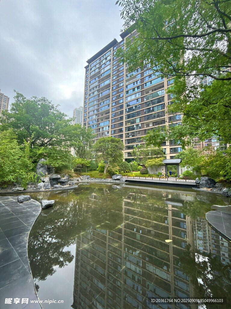 城市中靜謐的水景與建筑