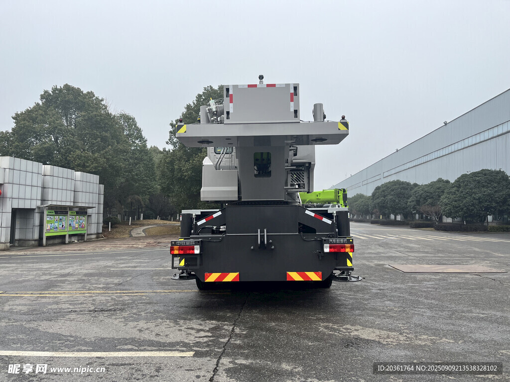 大型特種作業(yè)車輛尾部