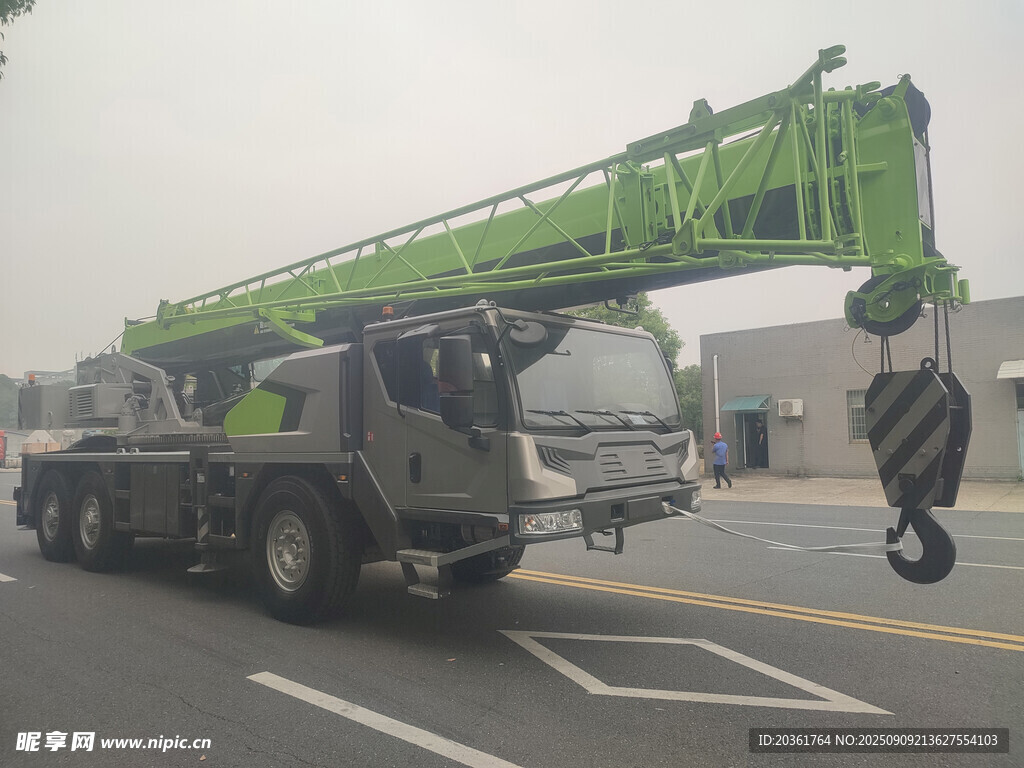 綠色汽車起重機停在路面