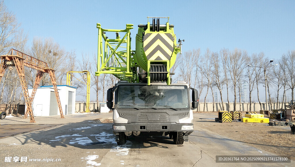 道路上的大型起重作業(yè)車