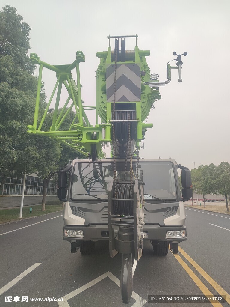 道路上的大型綠色起重設(shè)備
