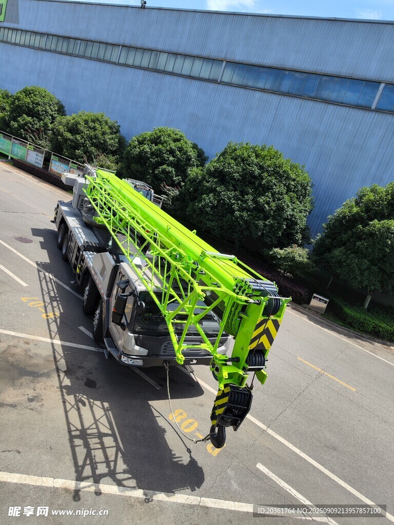 綠色高空作業(yè)車停在停車場