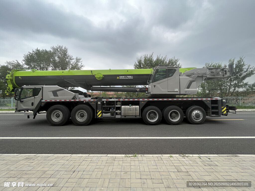 大型特種運(yùn)輸卡車
