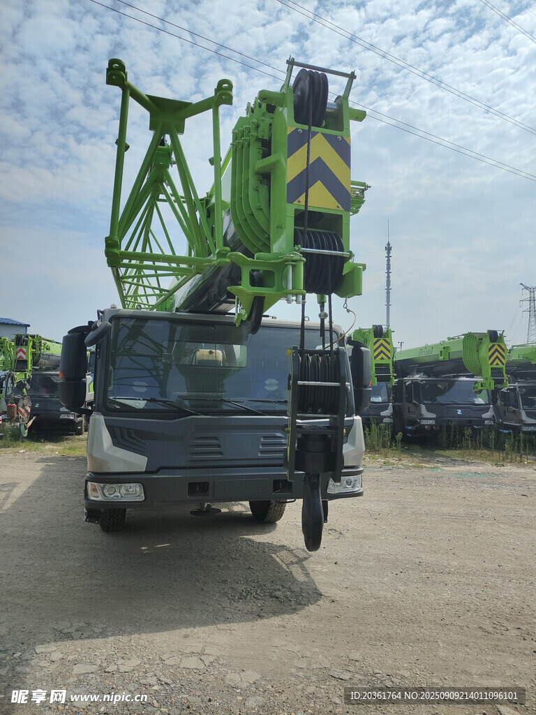 綠色重型起重吊車