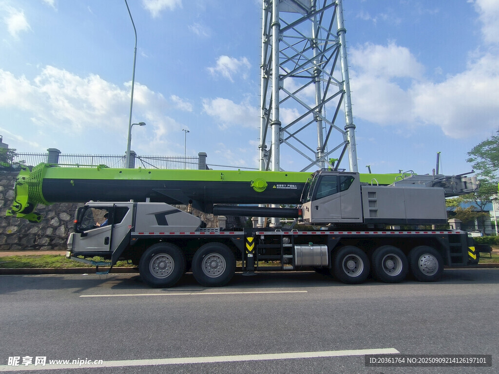 公路上的大型綠色起重機(jī)
