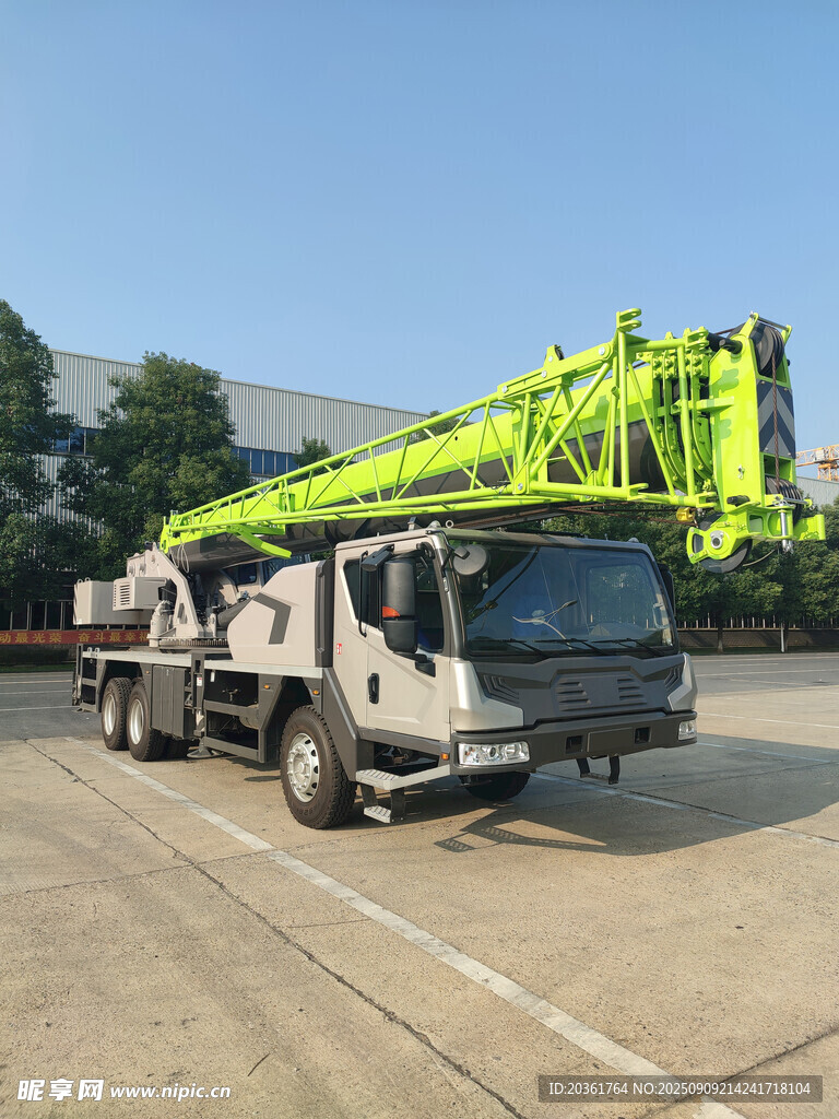 綠色重型起重吊車