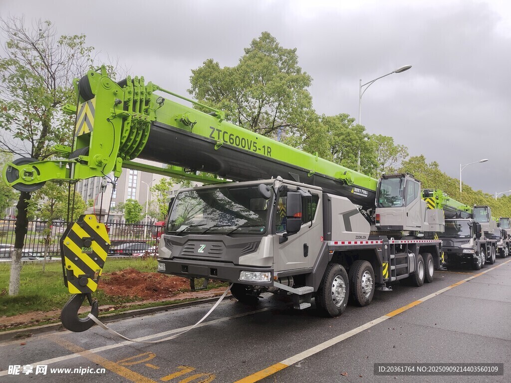道路上的大型綠色起重機(jī)