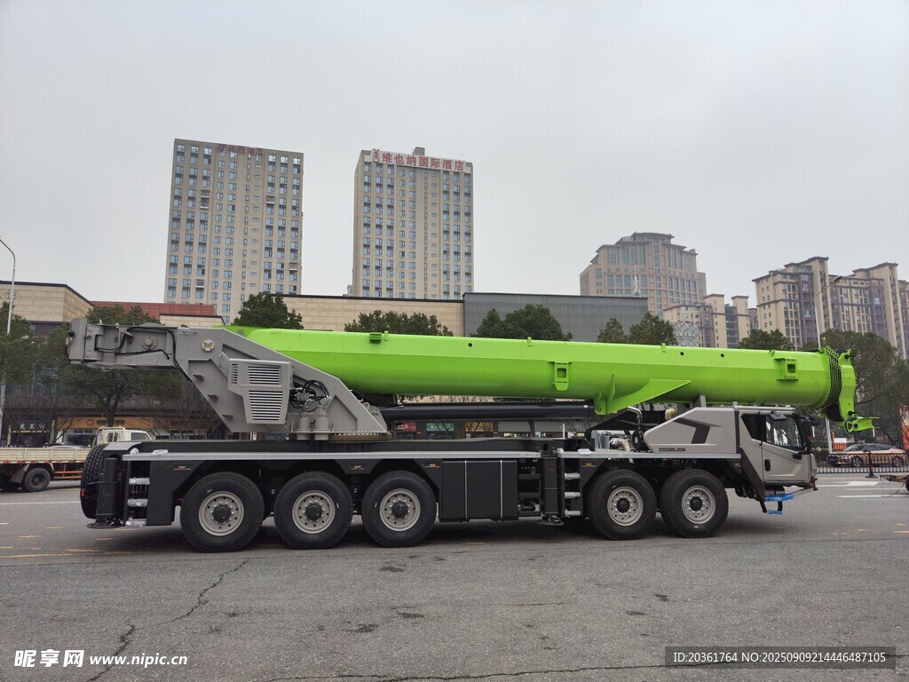 綠色大型起重機停于城市中