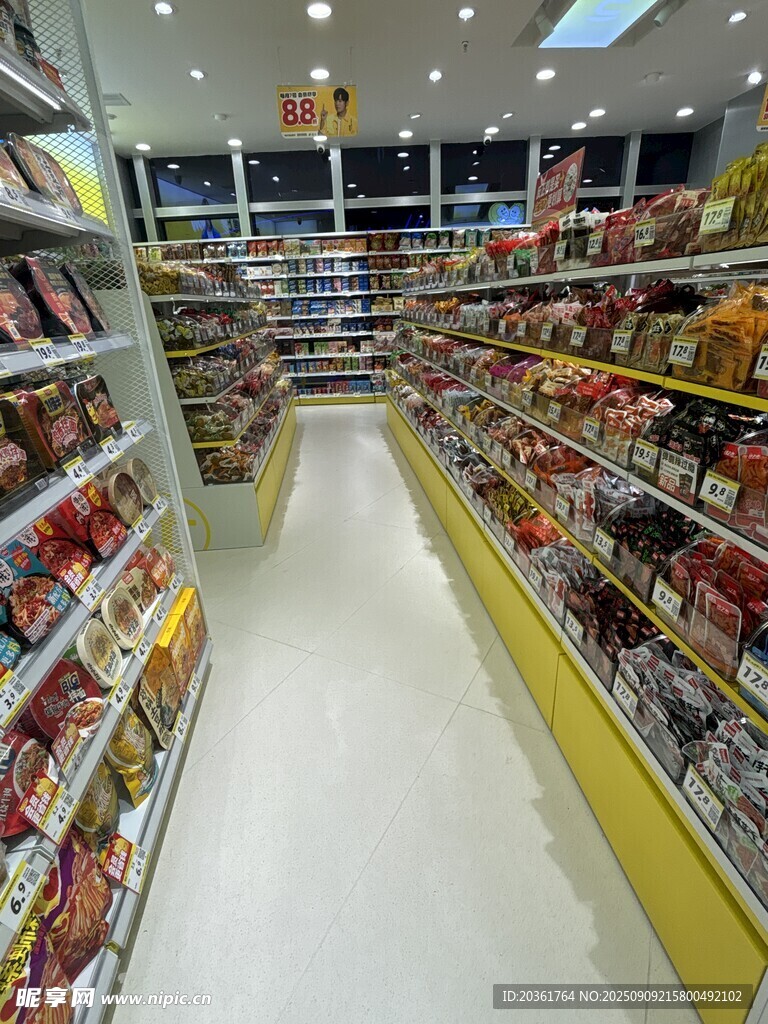 超市內(nèi)景展示豐富商品
