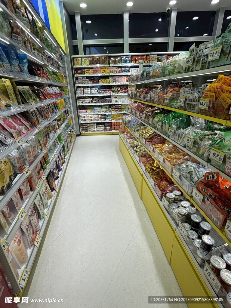 超市內(nèi)部琳瑯滿(mǎn)目的貨架