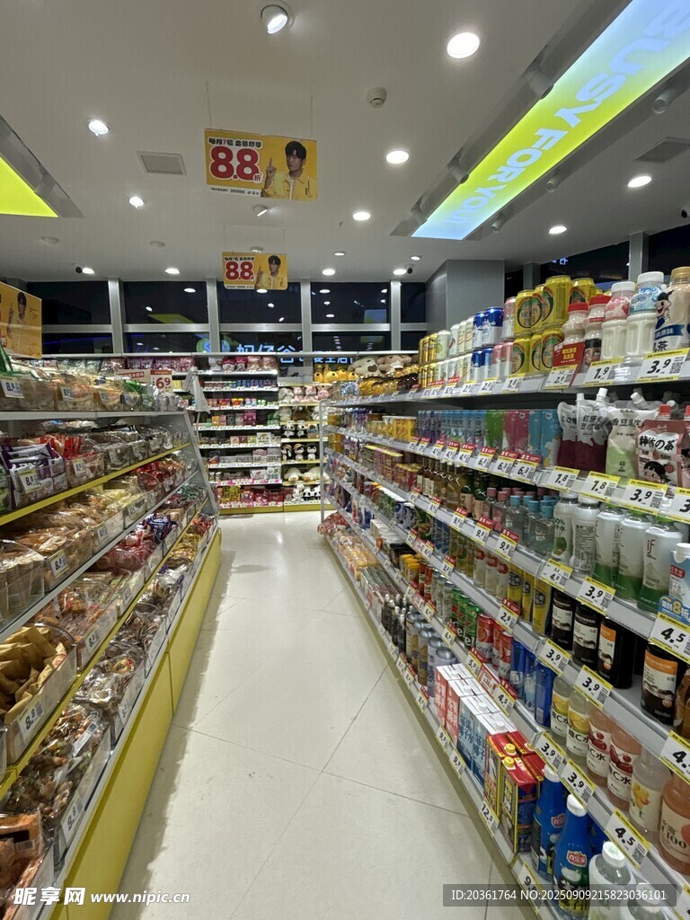 超市內(nèi)部寬敞的貨架過道