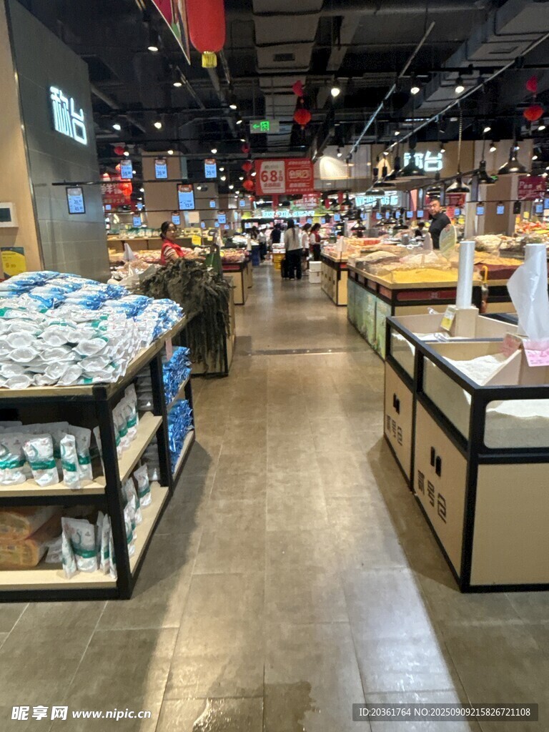 超市內(nèi)部貨架陳列場景