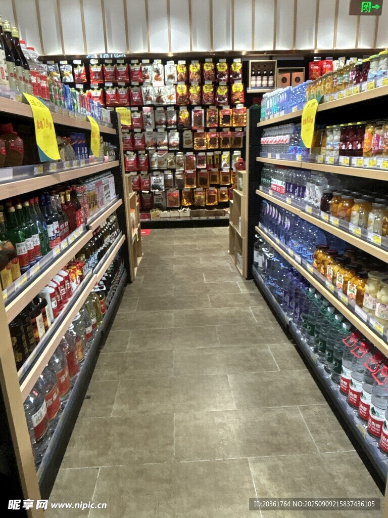 超市內(nèi)景展示貨架商品豐富