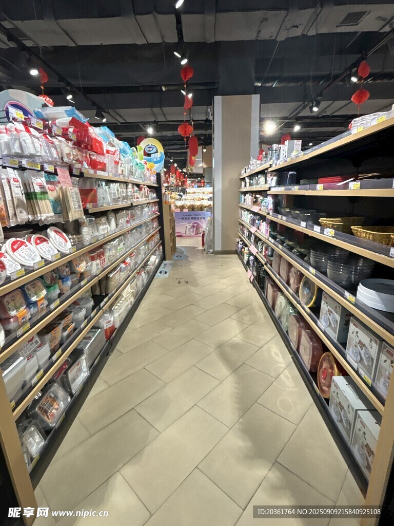 超市貨架陳列的多樣商品